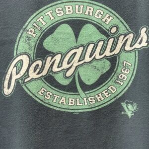NHL Pittsburg Penguins‎ Unisex L Shamrock Graphic Long Sleeve T-Shirt
